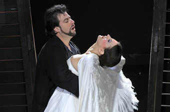 Bizet Carmen | Greek National Opera | Carmen: Mary-Ellen Nesi | Don José: Rubens Pelizzari | photo © Stefanos